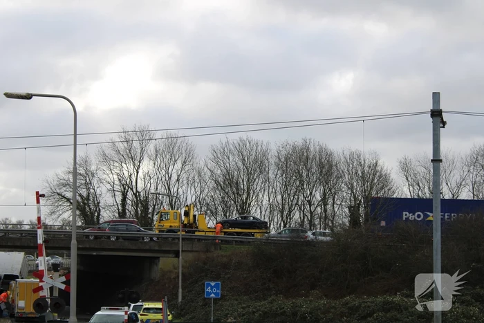 Vrachtwagen rijdt van snelweg af en plet bestelbus