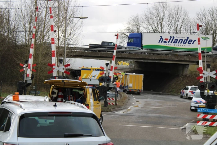 Vrachtwagen rijdt van snelweg af en plet bestelbus