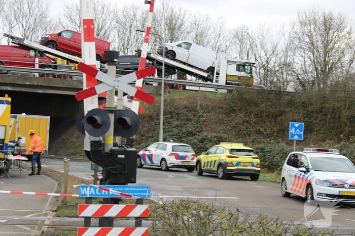 Vrachtwagen rijdt van snelweg af en plet bestelbus