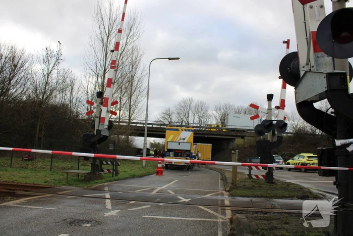 Vrachtwagen rijdt van snelweg af en plet bestelbus