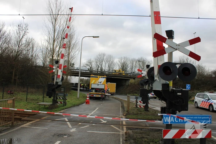 Vrachtwagen rijdt van snelweg af en plet bestelbus