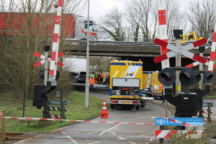 Vrachtwagen rijdt van snelweg af en plet bestelbus