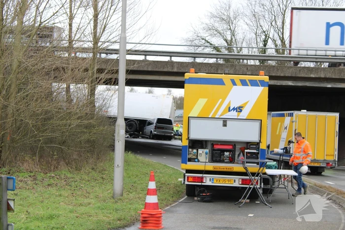 Vrachtwagen rijdt van snelweg af en plet bestelbus
