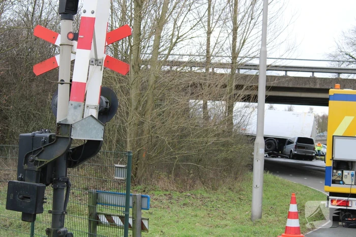 Vrachtwagen rijdt van snelweg af en plet bestelbus
