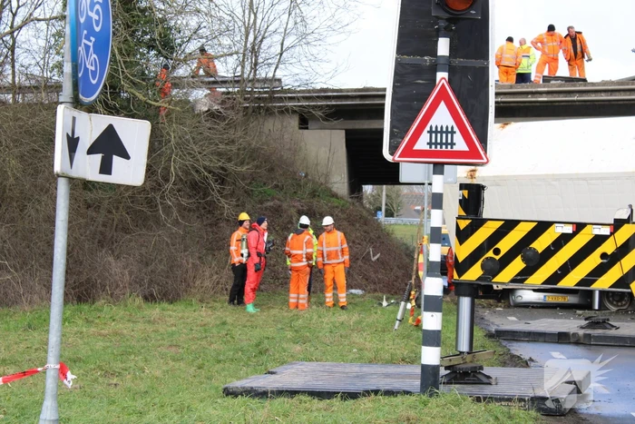 Vrachtwagen rijdt van snelweg af en plet bestelbus