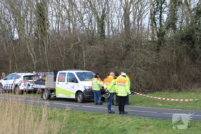 Vrachtwagen rijdt van snelweg af en plet bestelbus
