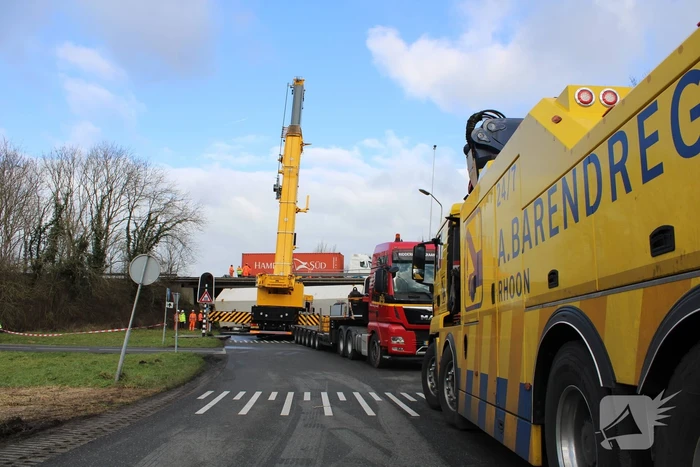 Vrachtwagen rijdt van snelweg af en plet bestelbus