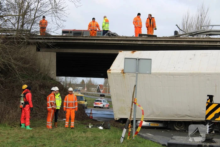 Vrachtwagen rijdt van snelweg af en plet bestelbus