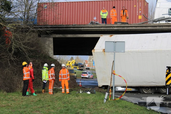 Vrachtwagen rijdt van snelweg af en plet bestelbus