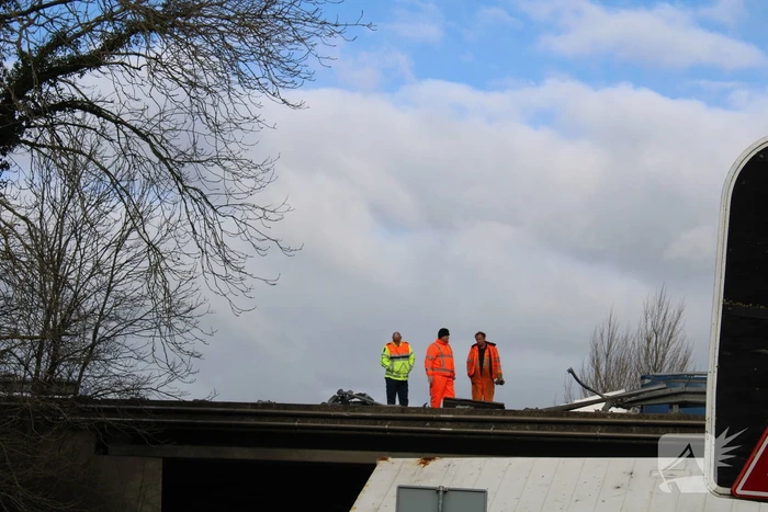 Vrachtwagen rijdt van snelweg af en plet bestelbus