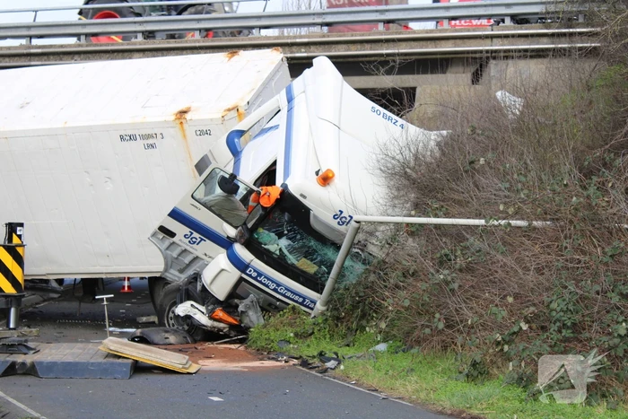 Vrachtwagen rijdt van snelweg af en plet bestelbus
