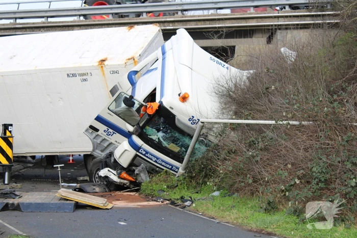 Vrachtwagen rijdt van snelweg af en plet bestelbus