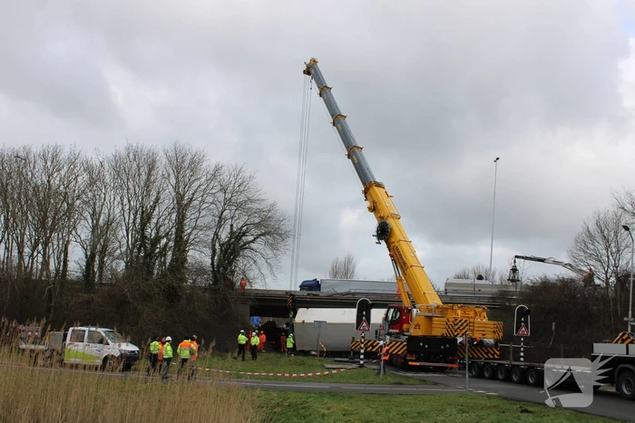 Vrachtwagen rijdt van snelweg af en plet bestelbus