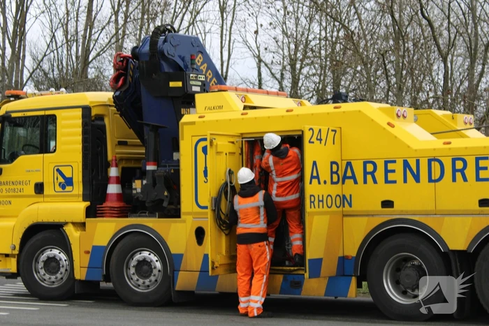 Vrachtwagen rijdt van snelweg af en plet bestelbus