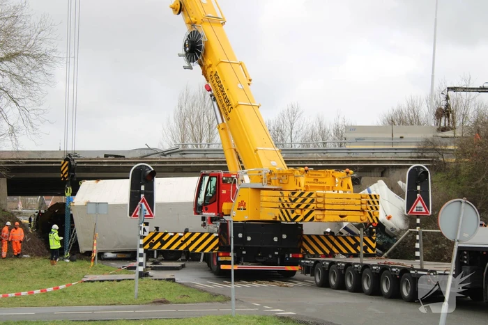 Vrachtwagen rijdt van snelweg af en plet bestelbus