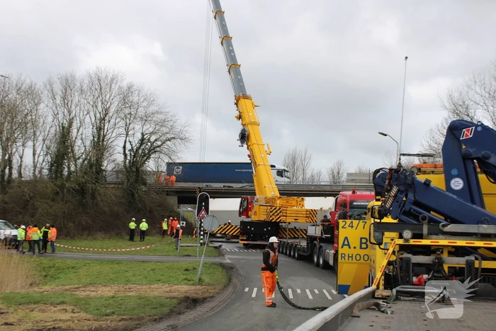 Vrachtwagen rijdt van snelweg af en plet bestelbus