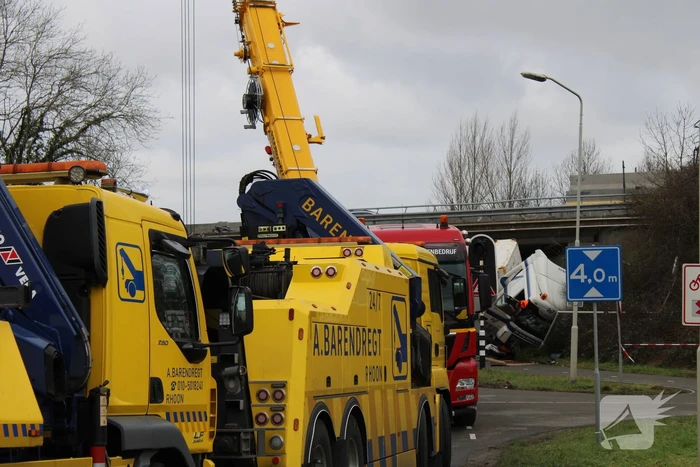 Vrachtwagen rijdt van snelweg af en plet bestelbus
