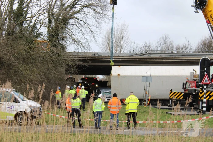 Vrachtwagen rijdt van snelweg af en plet bestelbus