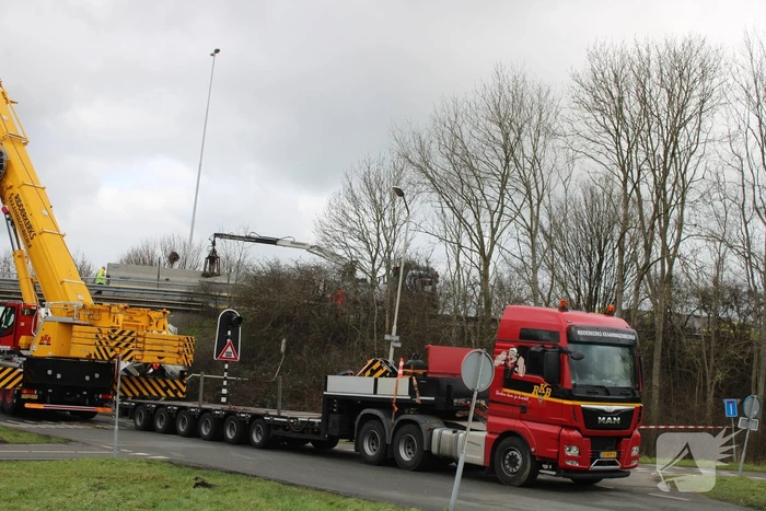 Vrachtwagen rijdt van snelweg af en plet bestelbus