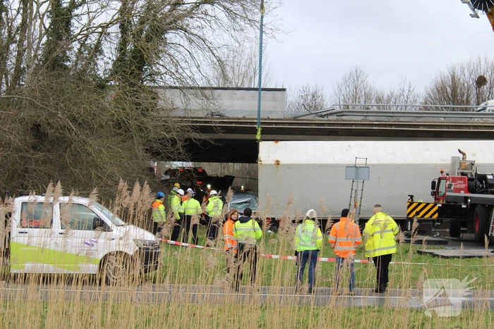 Vrachtwagen rijdt van snelweg af en plet bestelbus