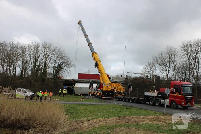 Vrachtwagen rijdt van snelweg af en plet bestelbus