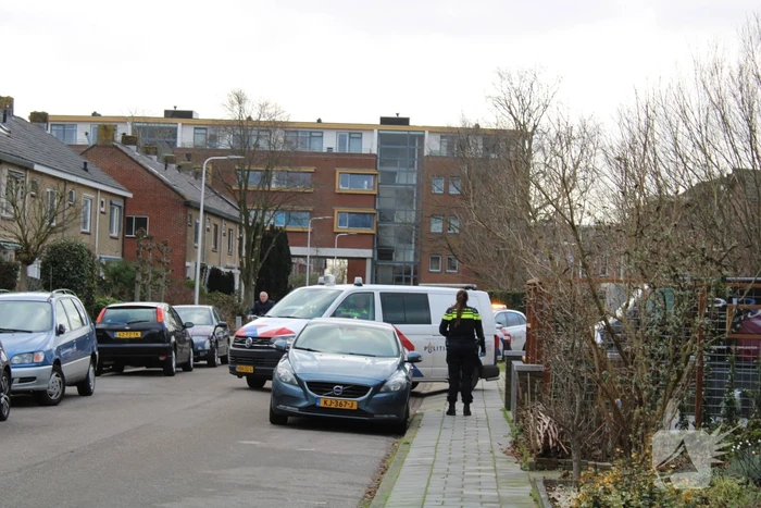 Auto op op zijn zijkant na botsing in woonwijk