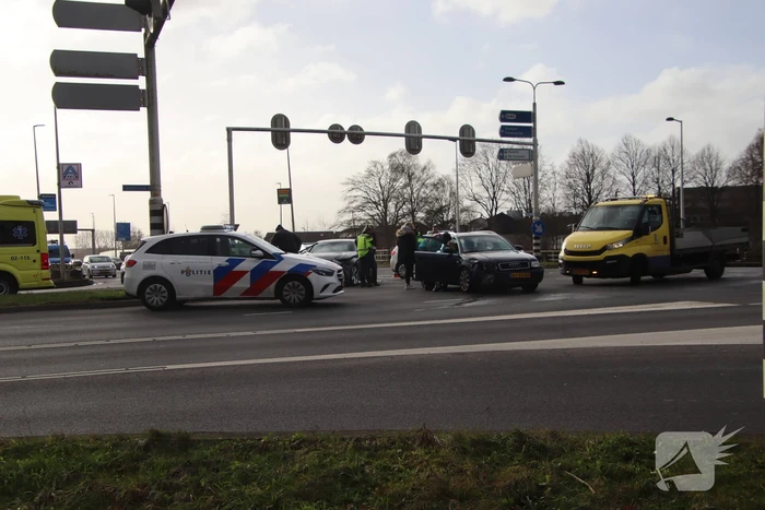 Twee auto's botsen op kruispunt