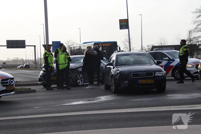 Twee auto's botsen op kruispunt