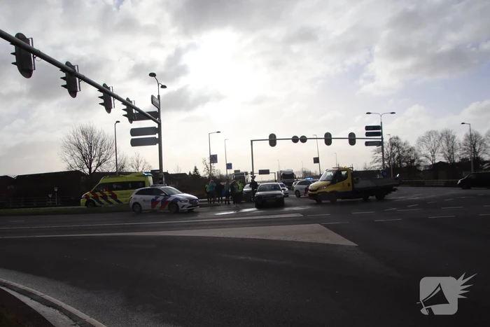 Twee auto's botsen op kruispunt