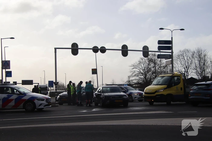 Twee auto's botsen op kruispunt