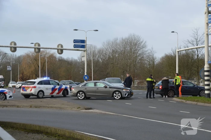 Twee auto's botsen op kruispunt