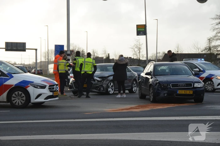 Twee auto's botsen op kruispunt