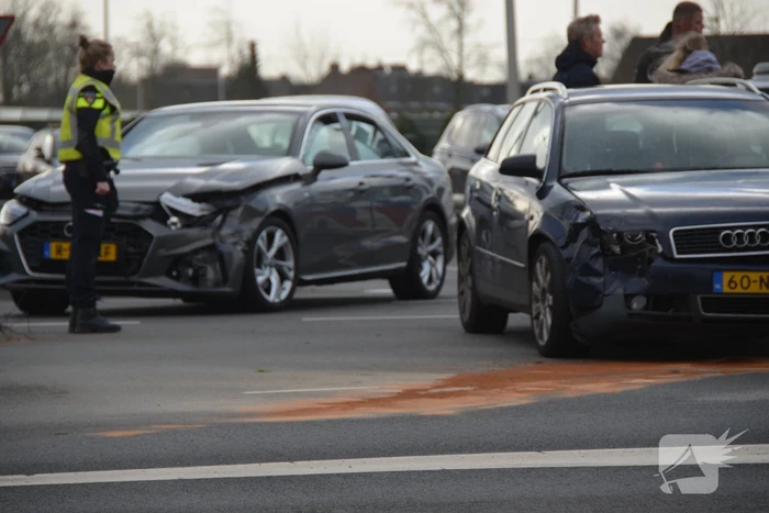 Twee auto's botsen op kruispunt