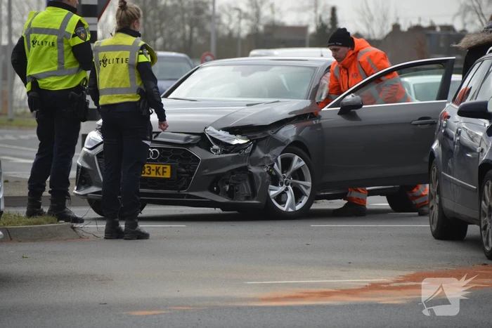 Twee auto's botsen op kruispunt