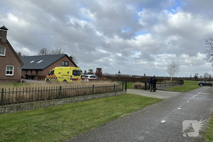 Automobilist rijdt met auto de sloot in
