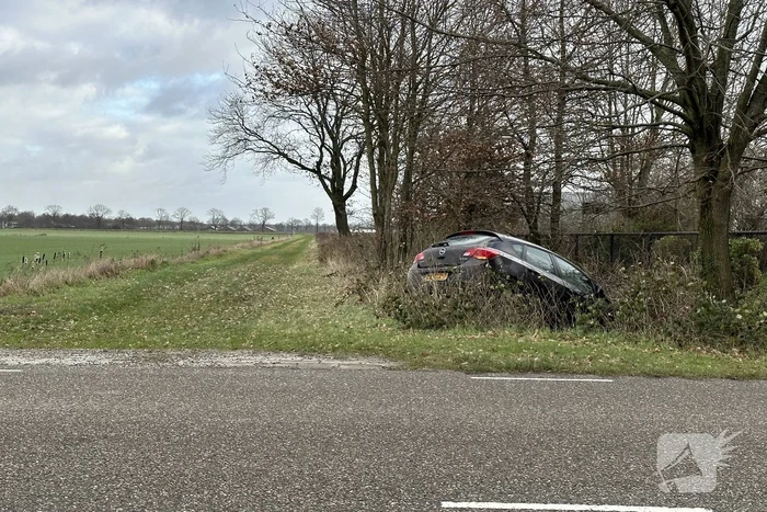 Automobilist rijdt met auto de sloot in