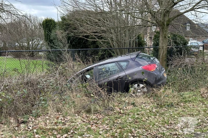 Automobilist rijdt met auto de sloot in