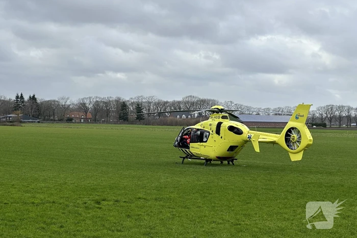 Automobilist rijdt met auto de sloot in