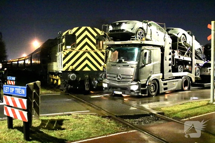 Goederentrein botst tegen vrachtwagen bij spoorwegovergang