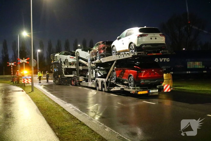 Goederentrein botst tegen vrachtwagen bij spoorwegovergang