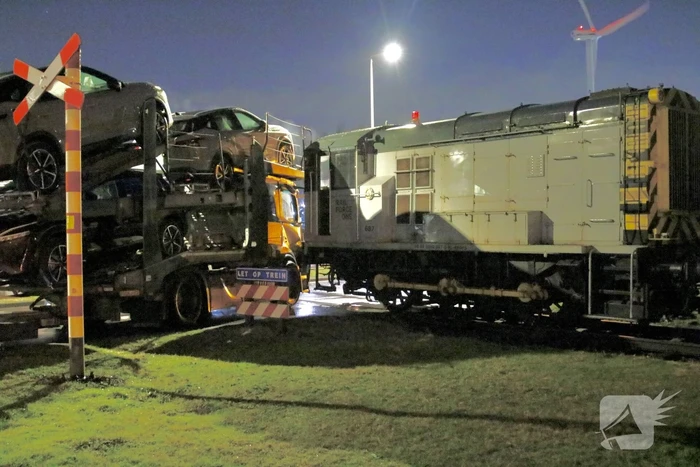 Goederentrein botst tegen vrachtwagen bij spoorwegovergang