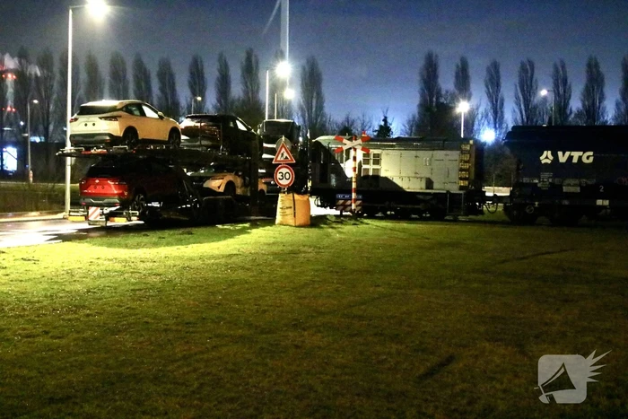 Goederentrein botst tegen vrachtwagen bij spoorwegovergang