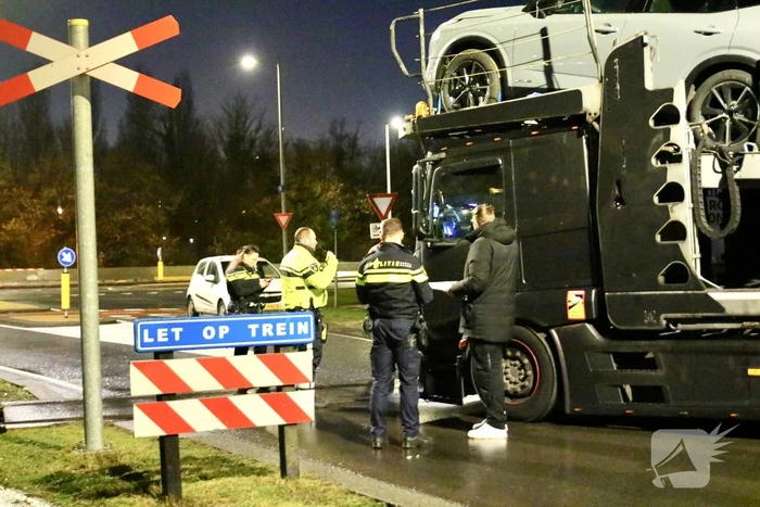 Goederentrein botst tegen vrachtwagen bij spoorwegovergang