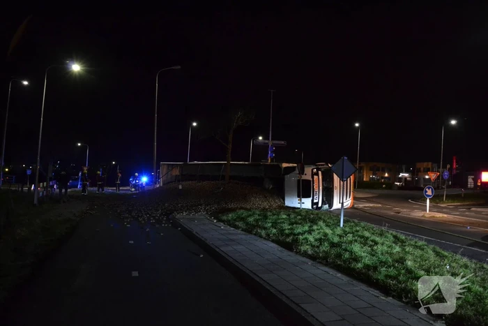 Vrachtwagen met aardappelen gekanteld