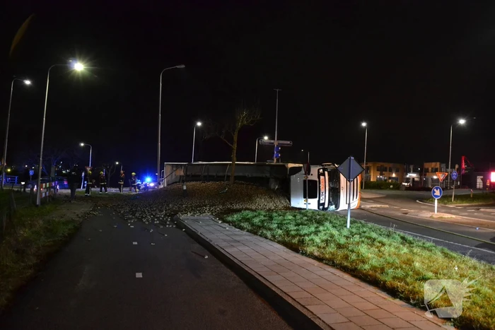 Vrachtwagen met aardappelen gekanteld
