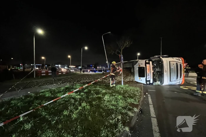 Vrachtwagen met aardappelen gekanteld