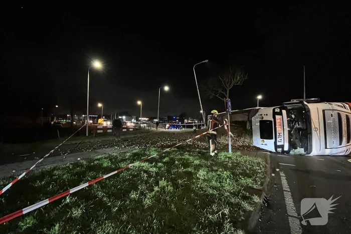Vrachtwagen met aardappelen gekanteld