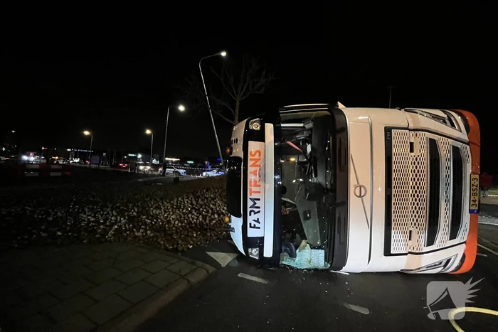 Vrachtwagen met aardappelen gekanteld