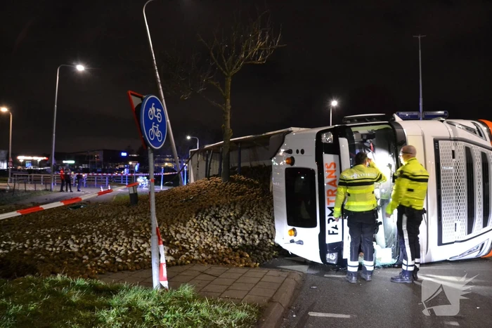 Vrachtwagen met aardappelen gekanteld
