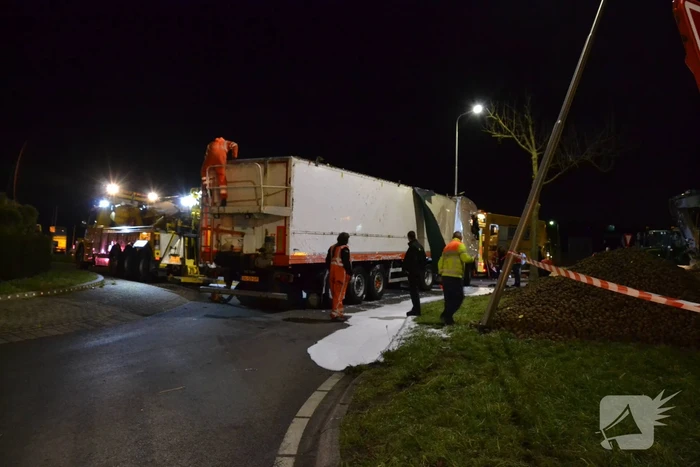 Vrachtwagen met aardappelen gekanteld